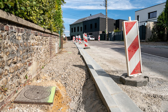 R&eacute;fection de trottoir et caniveau dans une rue. Pose de bordures en ciment