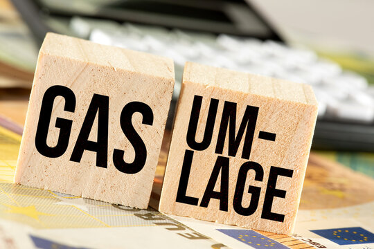Euro Geldscheine, Taschenrechner und die Umlage für Gas