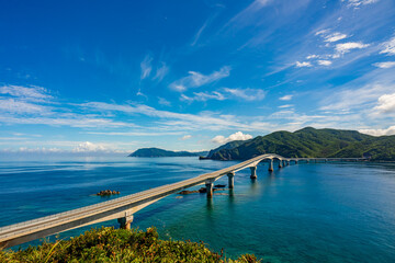 鹿児島県甑島_鳥の巣山展望所からみる甑島大橋、透き通った海と中甑島、真夏の雲が美しい