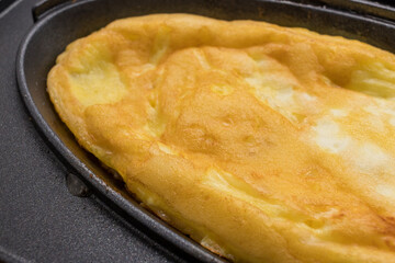 オムレツクッカーおよび美味しそうに焼けたオムレツ
