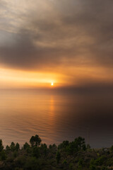 Sonne verschwindet hinter Aschewolke