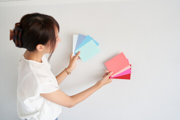 壁の色を検討するインテリアコーディネーター - obrazy, fototapety, plakaty