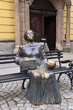 Bronze-Statue von Frau Laweczka Marii Kunic, Frau auf einer Bank, Astronomin aus Schweidnitz, Schlesien Polen 06.06.2022