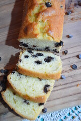 Budin de vainilla y chips de chocolate, budin, vainilla, chips de chocolate, porciones, cortar , sobre mesa de madera , pasteleria, preparar, hornear, ingredientes, masa dulce, esponjosa, suave, 