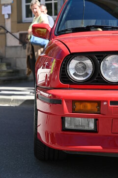 Front eines roten BMW e30 M3 Oldtimer mit Scheinwerfer, Kotfl&uuml;gel, Blinker und Nebelscheinwerfer, beim Oldtimertreffen Car Sonndig in Echternach, Luxemburg, 17.04.2022