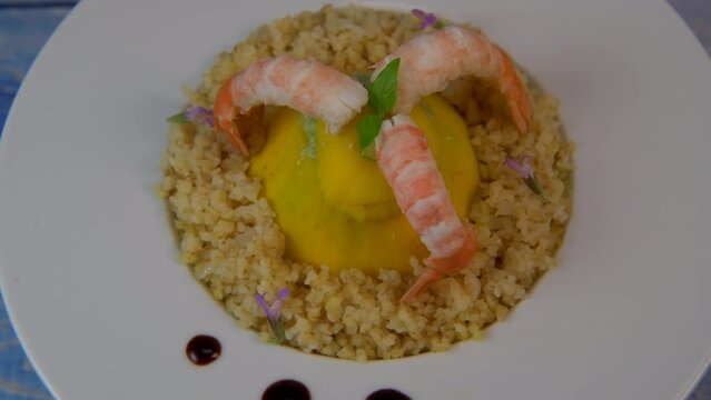Recipe for Boulghoursotto and mini patisson stuffed with mozarella and basil and its scampi on turntable, High quality video