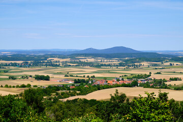 Rh&ouml;n-Grabfeld-Blick auf die Landschaft bei Bad K&ouml;nigshofen vom Kamm der Ha&szlig;berge, Landkreis Rh&ouml;n-Grabfeld, Unterfranken, Franken, Bayern, Deutschland