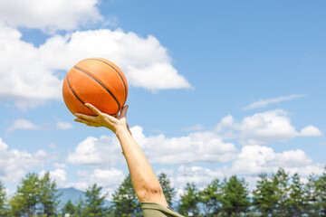 バスケットボールを持つ女性