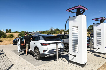 station recharge voiture electrique route vacances auto ecologie environnement carbone - obrazy, fototapety, plakaty