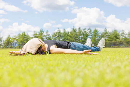 寝転がる Images Browse 4 764 Stock Photos Vectors And Video Adobe Stock