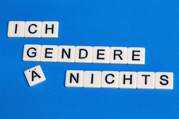 Symbolbild Kritik am Gendern: Buchstabenwürfel zeigen die Aussage Ich gendere nichts - obrazy, fototapety, plakaty