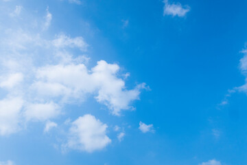 Naklejka na ściany i meble 真夏の青空と白い雲