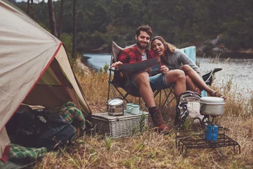 Rugzak Loving couple reading a travel map while camping by the lake © Jacob Lund