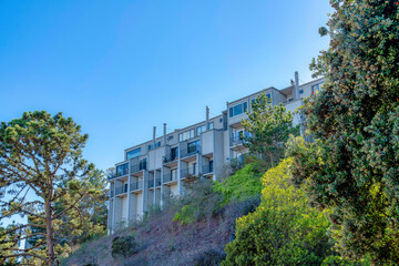 Fototapeta na wymiar Large apartment building on top of a slope in San Francisco, California