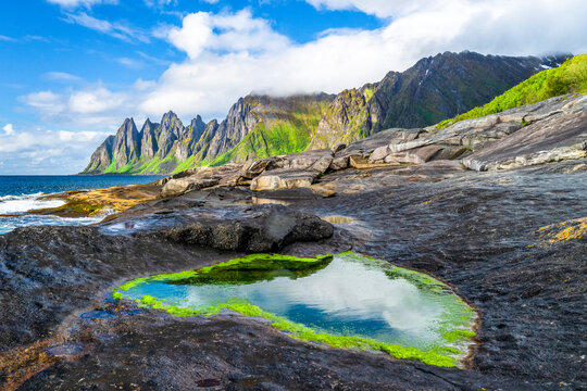 Norway, Troms og Finnmark, Devils Jaw mountains and rugged coastline of Senja island