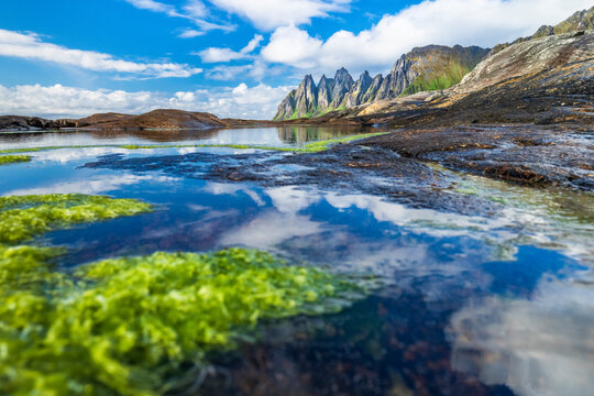Norway, Troms og Finnmark, Devils Jaw mountains and coastline of Senja island