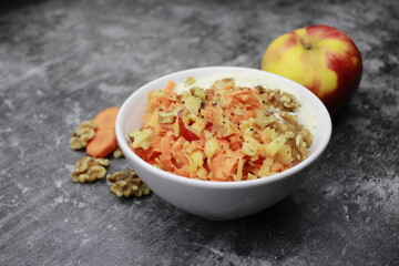 Apfel-Karotten-Salat mit Walnuss - carrot apple salad with walnut