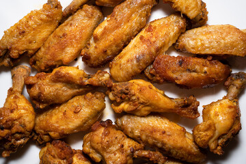Homemad crispy grilled chicken wings in close up
