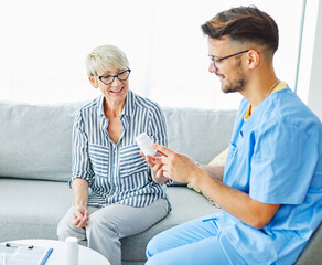 Obraz premium nurse doctor senior care drug pill tablet prescription caregiver help assistence retirement home nursing