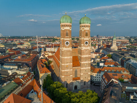Frauenkirche München im Sommer