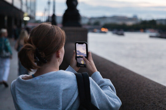 femme photographiant la ville avec son téléphone. 