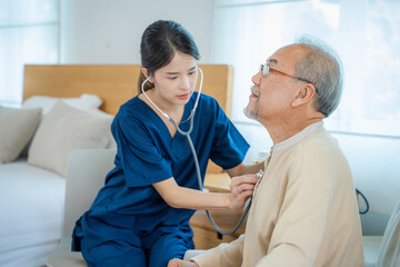 Obraz premium doctor talking to senior patient