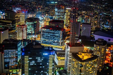日本の横浜の展望台から見える夜景が美しく幻想的