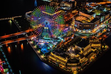 日本の横浜の展望台から見える夜景が美しく幻想的