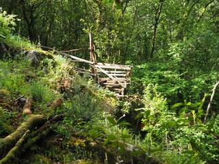 peque&ntilde;o mirador de madera sobre el rio pambre, en la ruta de senderismo de las gandaras, mezonzo, la coru&ntilde;a, galicia, espa&ntilde;a, europa