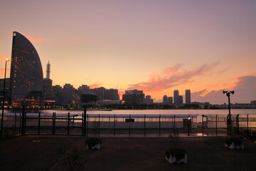 Naklejka premium 横浜みなとみらいハンマーヘッドパークの夕景