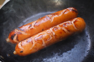 よく加熱したフライパンでソーセージを炒める