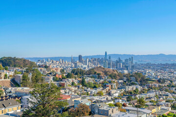 Obraz premium Residential area near the hills against the skyscraper buildings in San Francisco, California
