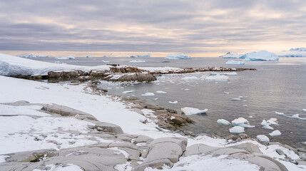 antarktische Eisberg Landschaft bei Portal Point welches am Zugang zu Charlotte Bay auf der Reclus Halbinsel, an der Westküste von Graham Land liegt.