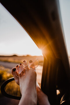 Happy Life - Füße mit roten Nagellack im Sonnenuntergang im Autofenster, Vanlife, reisen mit Rosa rote Brille 