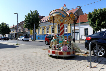 Fototapeta na wymiar Ein kleines Ringelspiel an der Hauptstraße einer burgenländischen Ortschaft