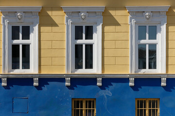 Eine farbenkräftige Fassade eines traditionellen Bürgerhauses in einer burgenländischen Ortschaft