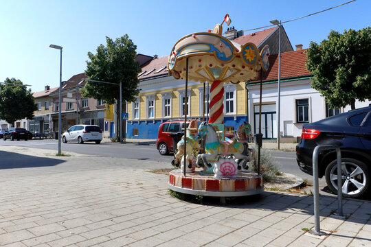 Ein kleines Ringelspiel an der Hauptstraße einer burgenländischen Ortschaft
