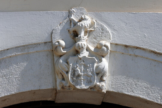 Ein altes Wappen über dem Torbogen eines Bürgerhauses in Neusiedl am See, Burgenland, Österreich