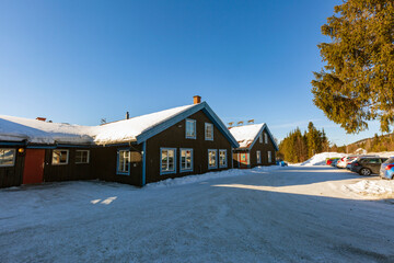 Neve a Kiruna in Lapponia Svedese. Una chiesa in mezzo alla natura con un paesaggio di sole