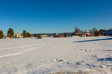 Neve a Kiruna in Lapponia Svedese. Una chiesa in mezzo alla natura con un paesaggio di sole