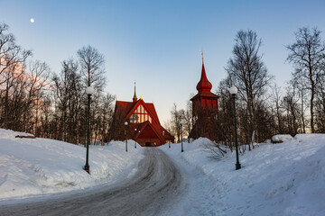 Neve a Kiruna in Lapponia Svedese. Una chiesa in mezzo alla natura con un paesaggio di sole