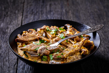 liver stroganoff in black bowl, top view