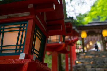 京都 夜の貴船神社の幻想的な灯籠