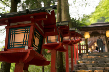 京都 夜の貴船神社の幻想的な灯籠