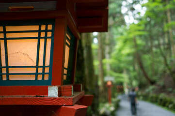 京都 夜の貴船神社の幻想的な灯籠