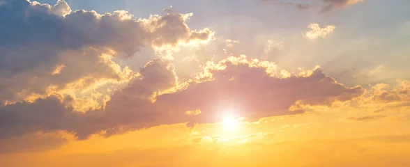Tuinposter foto schemering hemelachtergrond. Kleurrijke zonsonderganghemel en wolk. Levendige hemel op de achtergrond van de schemeringtijd. Vurige oranje avondrood. Mooi © kanpisut