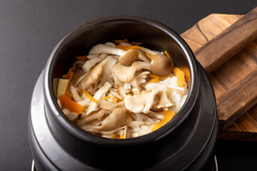 きのこの炊き込みご飯　(舞茸・しめじ)