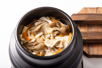 きのこの炊き込みご飯　(舞茸・しめじ)