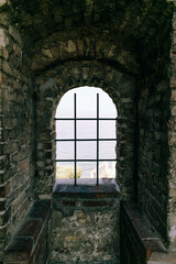 Ventanal de la torre Castillo Scaligero de Sirmione en Italia