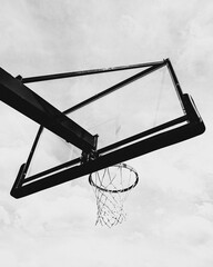 Panier de Basket en noir et blanc avec ciel nuageux en fond 